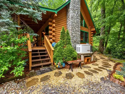 58 Cabin Fever Trl, Maggie Valley, NC 28751