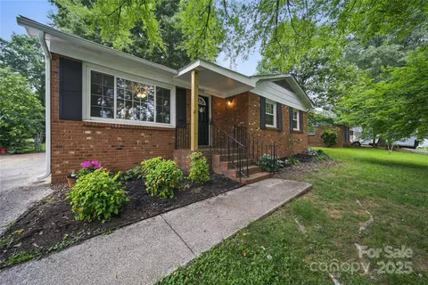 9818 Starwood Dr, Charlotte, NC 28215