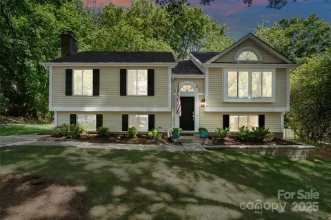 7018 Rollingridge Dr, Charlotte, NC 28211
