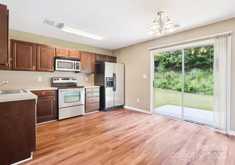 829 Raindrops Rd, Gastonia, NC 28054