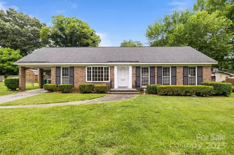 5918 Barrington Dr, Charlotte, NC 28215
