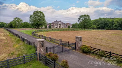 1100 Glen Oaks Dr, Hamptonville, NC 27020