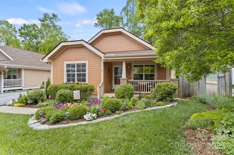 40 Avonlea Ln, Flat Rock, NC 28731
