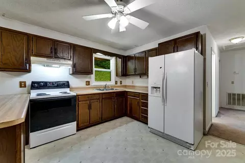 Kitchen - 302 Mitchell Rd, Sylva, NC 28779 photo 1 of 1