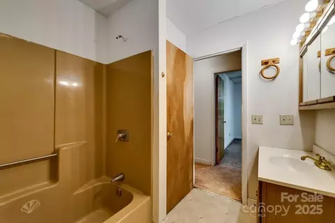 Bath - 302 Mitchell Rd, Sylva, NC 28779 photo 2 of 2