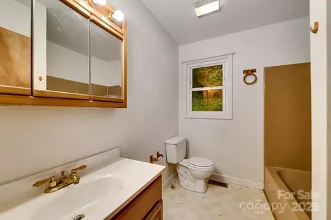 Bath - 302 Mitchell Rd, Sylva, NC 28779 photo 1 of 2