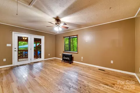 Living - 302 Mitchell Rd, Sylva, NC 28779 photo 2 of 7