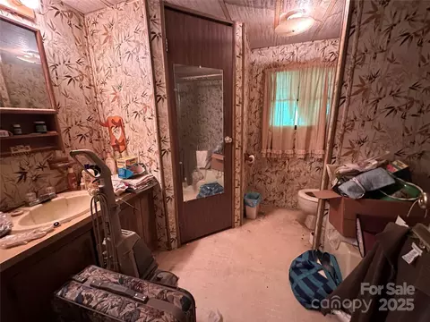 Bath - 204 Long St, Marion, NC 28752 photo 2 of 2