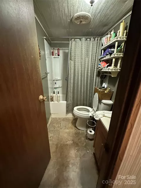 Bath - 204 Long St, Marion, NC 28752 photo 1 of 2