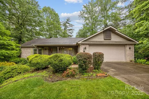 206 Pine Knot Trl, Hendersonville, NC 28739