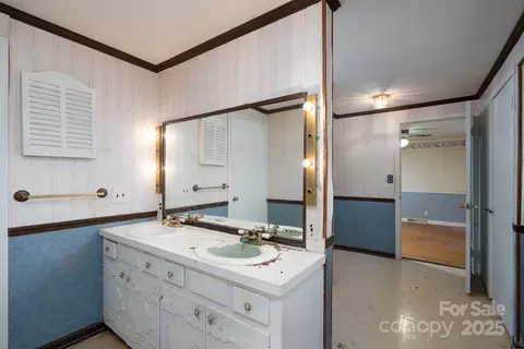 Bath - 13101 Pine Bluff Rd, Midland, NC 28107 photo 3 of 4