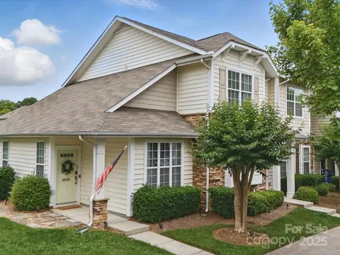 1061 Woodglen Ln, Matthews, NC 28104