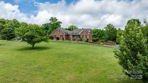 2250 Fitipaldi Dr, Morganton, NC 28655