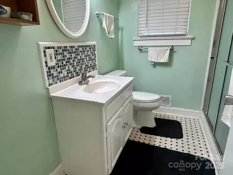 Bath - 1014 Wright Sw Unit Apt 4 St SW UNIT 4, Lenoir, NC 28645 photo 1 of 2