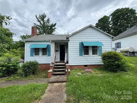 61 Perry St, Marion, NC 28752 photo 3