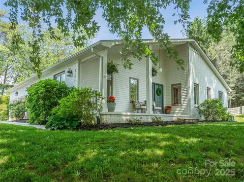 5 Lowry Ln, Weaverville, NC 28787