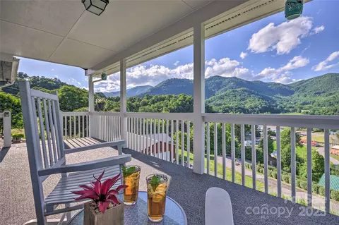 262 Lewis Ln, Maggie Valley, NC 28751
