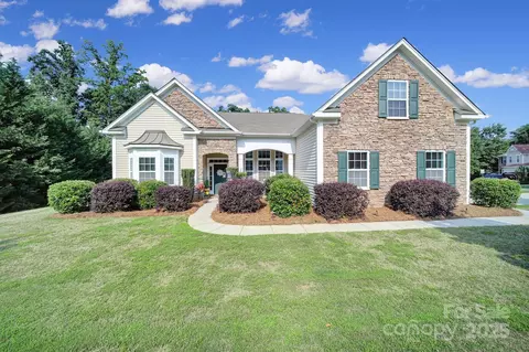 909 Autumn Glen Ct, Clover, SC 29710