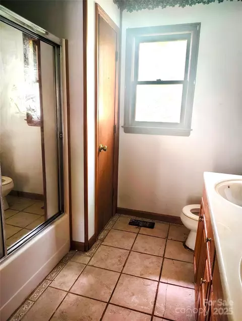 Bath - 132 Eaker Dr, Cherryville, NC 28021 photo 1 of 2