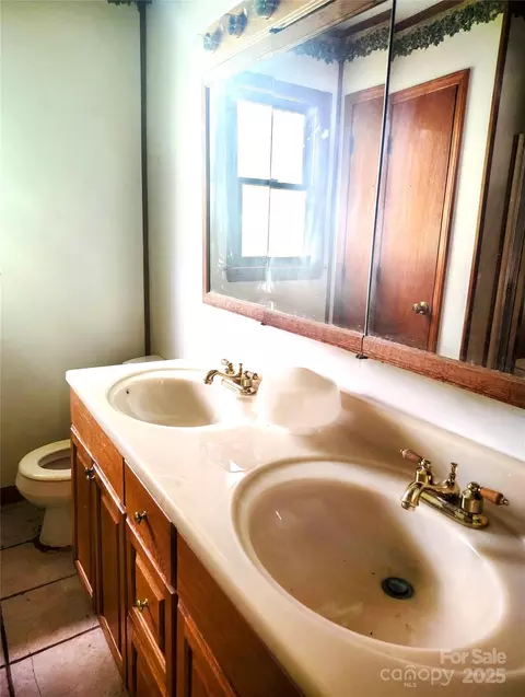 Bath - 132 Eaker Dr, Cherryville, NC 28021 photo 2 of 2