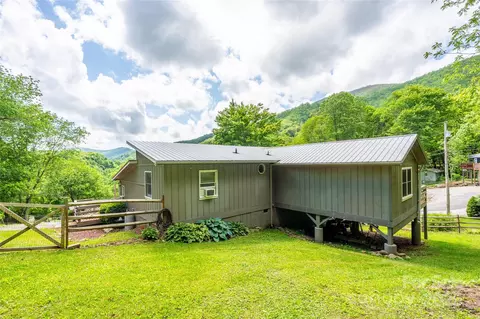 131 Apple Blossom Ln, Maggie Valley, NC 28751