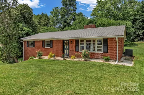 53 Belmont St, Canton, NC 28716