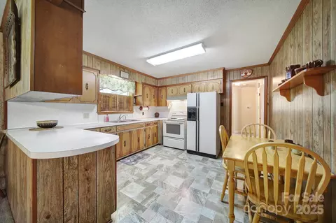 Kitchen - 2084 Old Evans Cir, Lancaster, SC 29720 photo 1 of 2