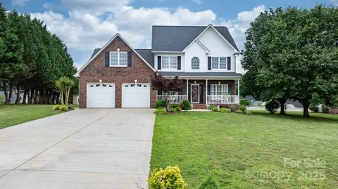 2779 Touchstone Cir, Newton, NC 28658