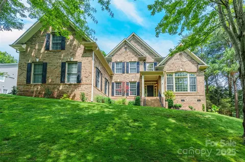 1868 Chestnut Hill Dr, Tega Cay, SC 29708