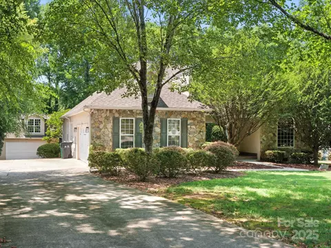 10300 Crestwood Dr, Charlotte, NC 28277