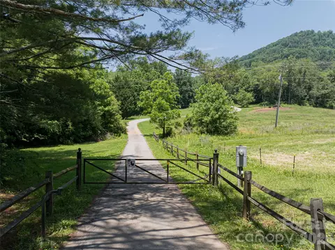 173 Avery Creek Rd, Arden, NC 28704