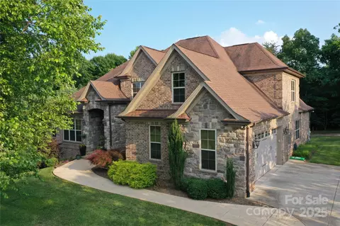 6302 Dwayne Starnes Dr, Hickory, NC 28602