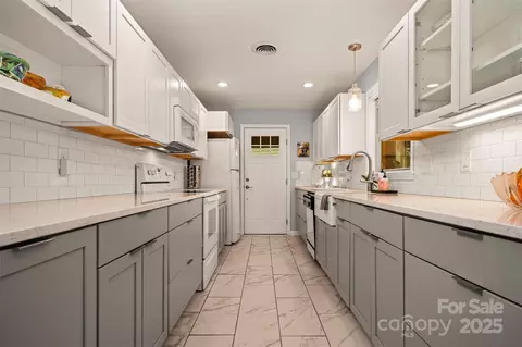 Kitchen - 44 Jervey 3a Rd #3A, Tryon, NC 28782 photo 3 of 3