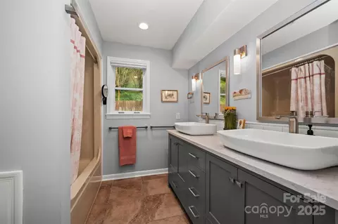 Bath - 44 Jervey 3a Rd #3A, Tryon, NC 28782 photo 3 of 3