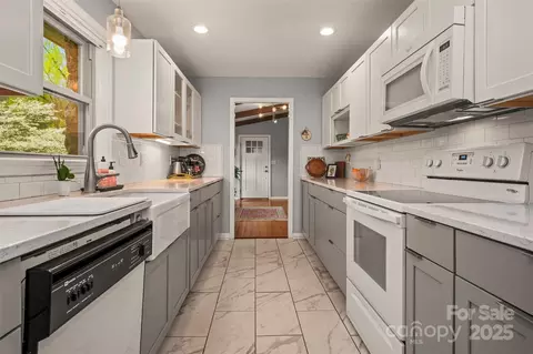 Kitchen - 44 Jervey 3a Rd #3A, Tryon, NC 28782 photo 2 of 3