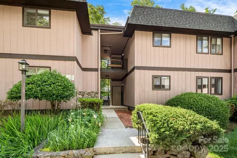 15 Lake D2 Dr #D2, Laurel Park, NC 28739