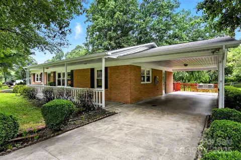 2911 Spencer St, Lenoir, NC 28645