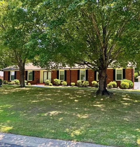 8616 Fallsdale Dr, Charlotte, NC 28214