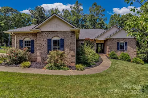 2790 Twin Oaks Dr, Morganton, NC 28655