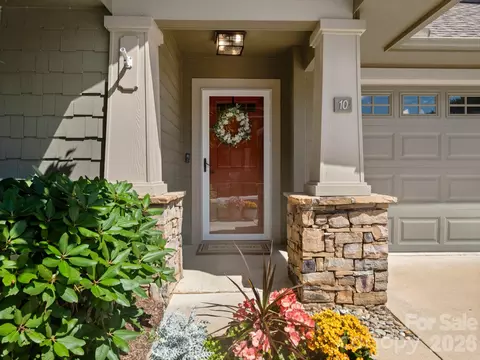 10 Gray Wolf Ln, Hendersonville, NC 28792