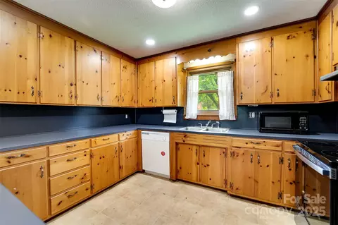 Kitchen - 191 Rolling Green Dr, Sylva, NC 28779 photo 2 of 2