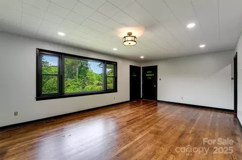 Living - 191 Rolling Green Dr, Sylva, NC 28779 photo 4 of 5
