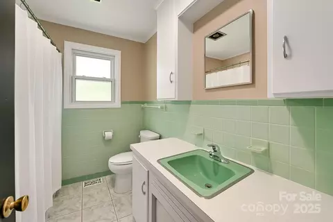 Bath - 191 Rolling Green Dr, Sylva, NC 28779 photo 1 of 2