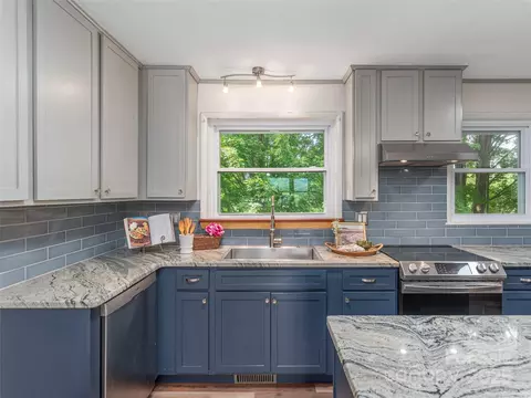 Kitchen - 151 Ingram Loop, Clyde, NC 28721 photo 2 of 3