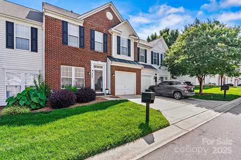 8002 Mariners Pointe Cir, Denver, NC 28037