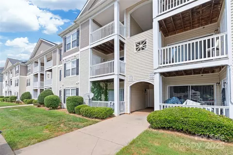 1104 Plaza Walk Dr, Charlotte, NC 28215