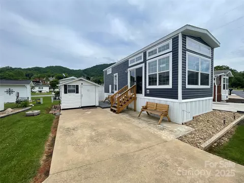43 Vacation Pointe Pointe, Waynesville, NC 28785