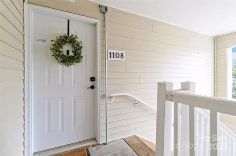 1108 Plaza Walk Dr, Charlotte, NC 28215