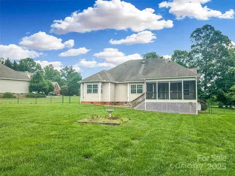 1625 Damascus Cir, Conover, NC 28613 photo 2