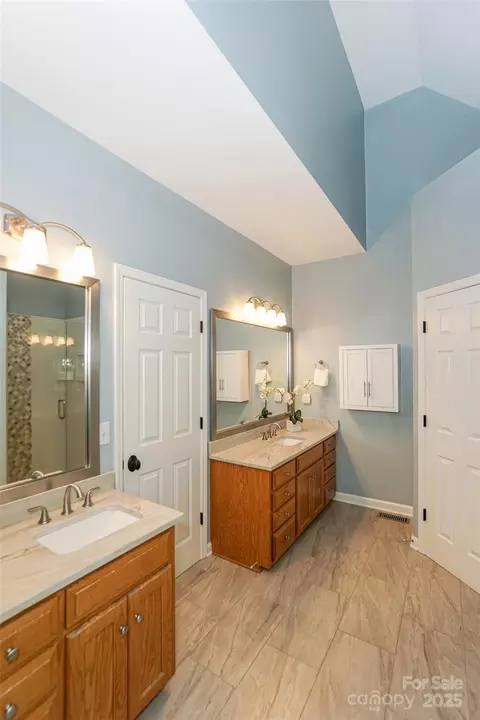 Bath - 5485 Deer Run Ct, Davidson, NC 28036 photo 2 of 5
